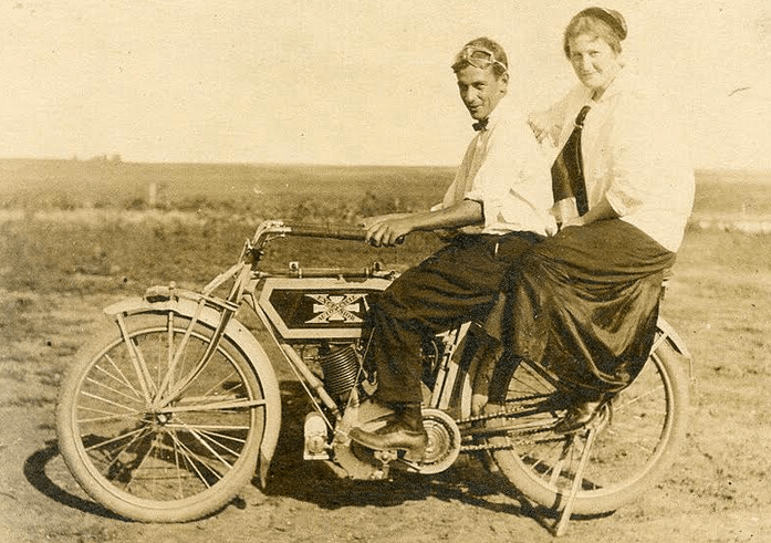 1900S US EXCELSIOR PILLION