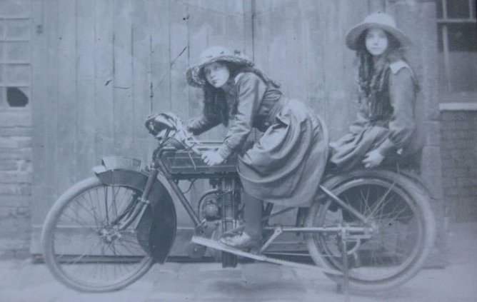 1900s 2 BRIT GELS