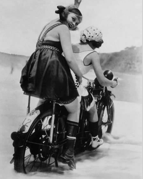 1900S US INDIAN BATHING BELLES