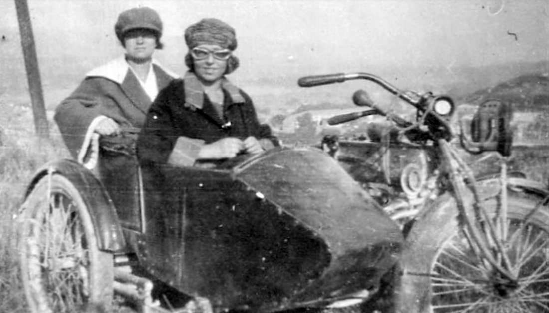 1910s 2 WOMEN 1 SCAR