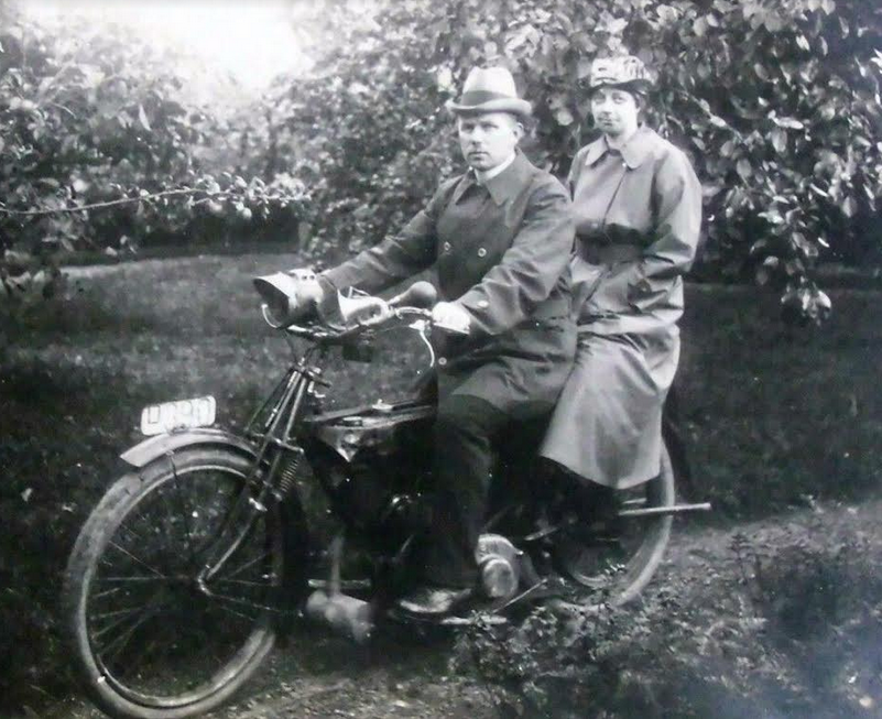 1910s COUPLE IN HATS