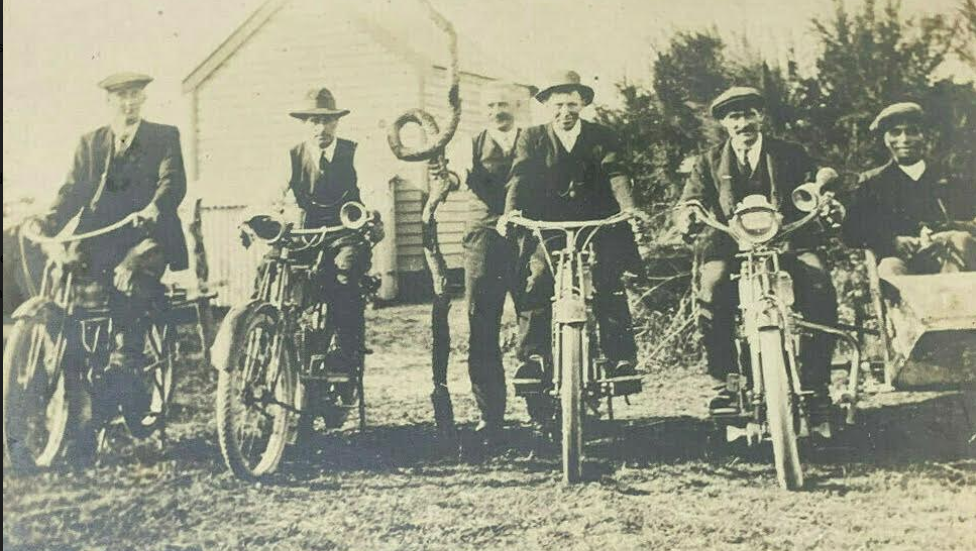 1915 US SMILING GROUP