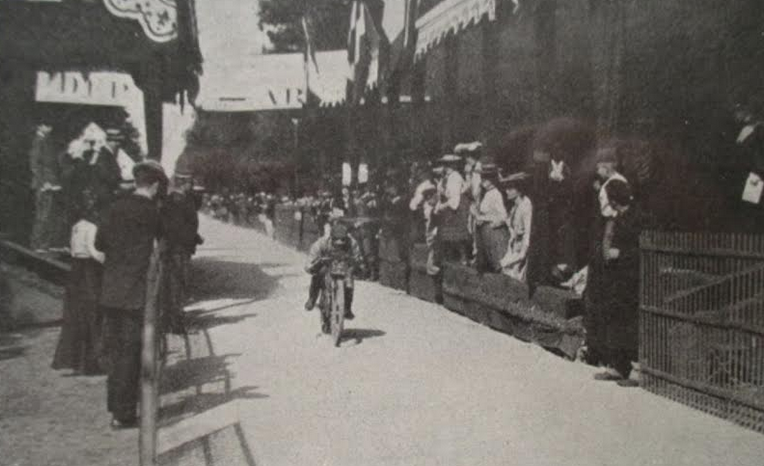 1904 ARRIVE D'UNE COURSE MOTO ENTRE DOURDAN ET SAINT ARNOULT 2ND