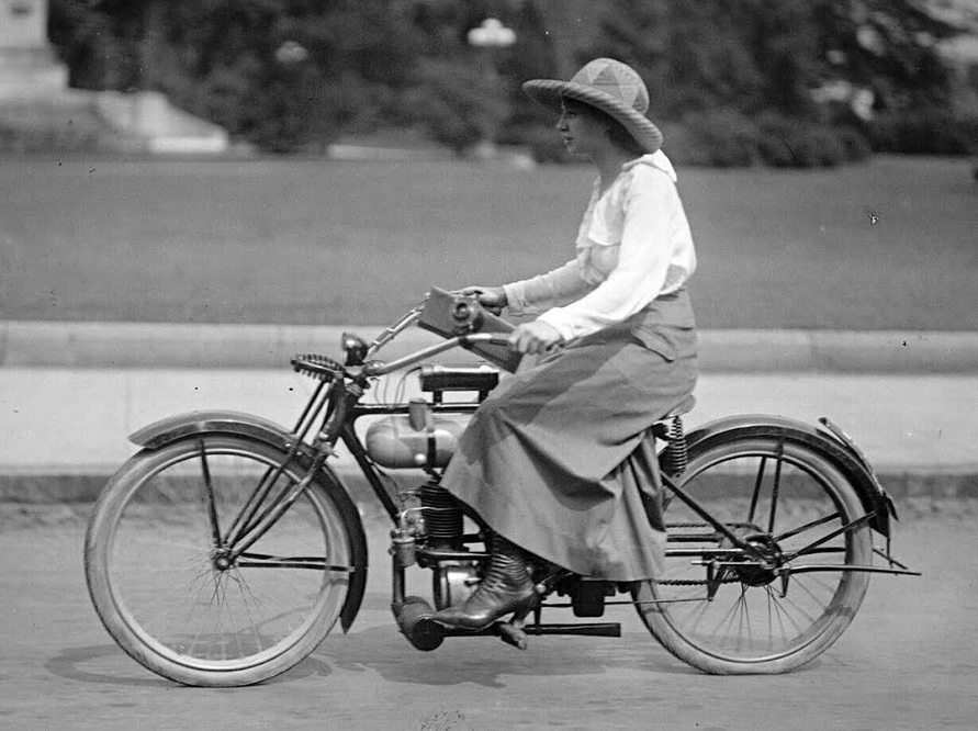 1918 WOMAN IN COOL HAT