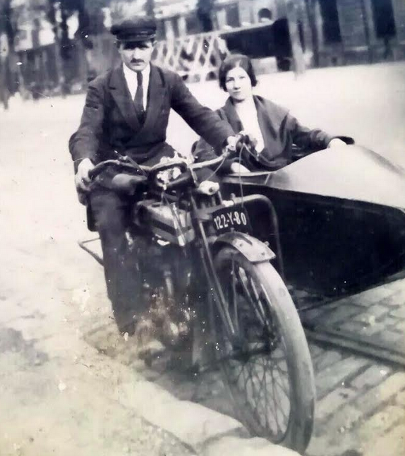 1920ish COMB ON COBBLES