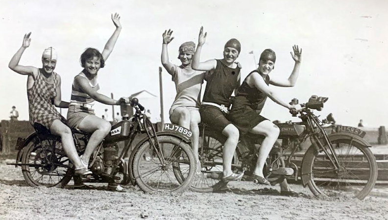 1920s BEACH BELLES