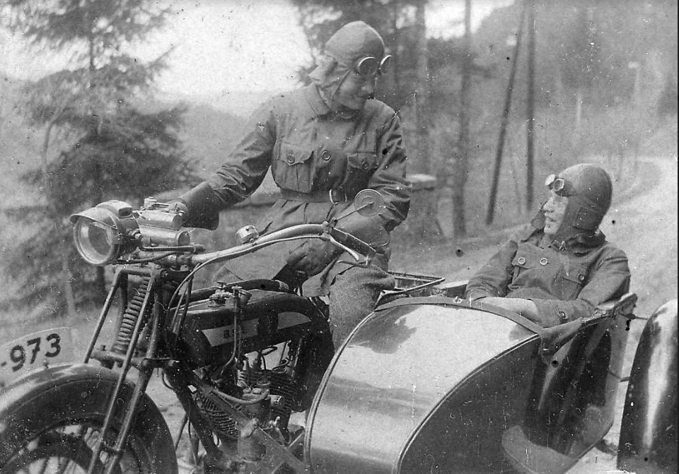 1920s BEEZA COMBO SMILING