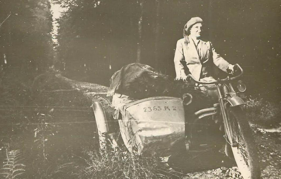 1920s COMBO IN WOODS