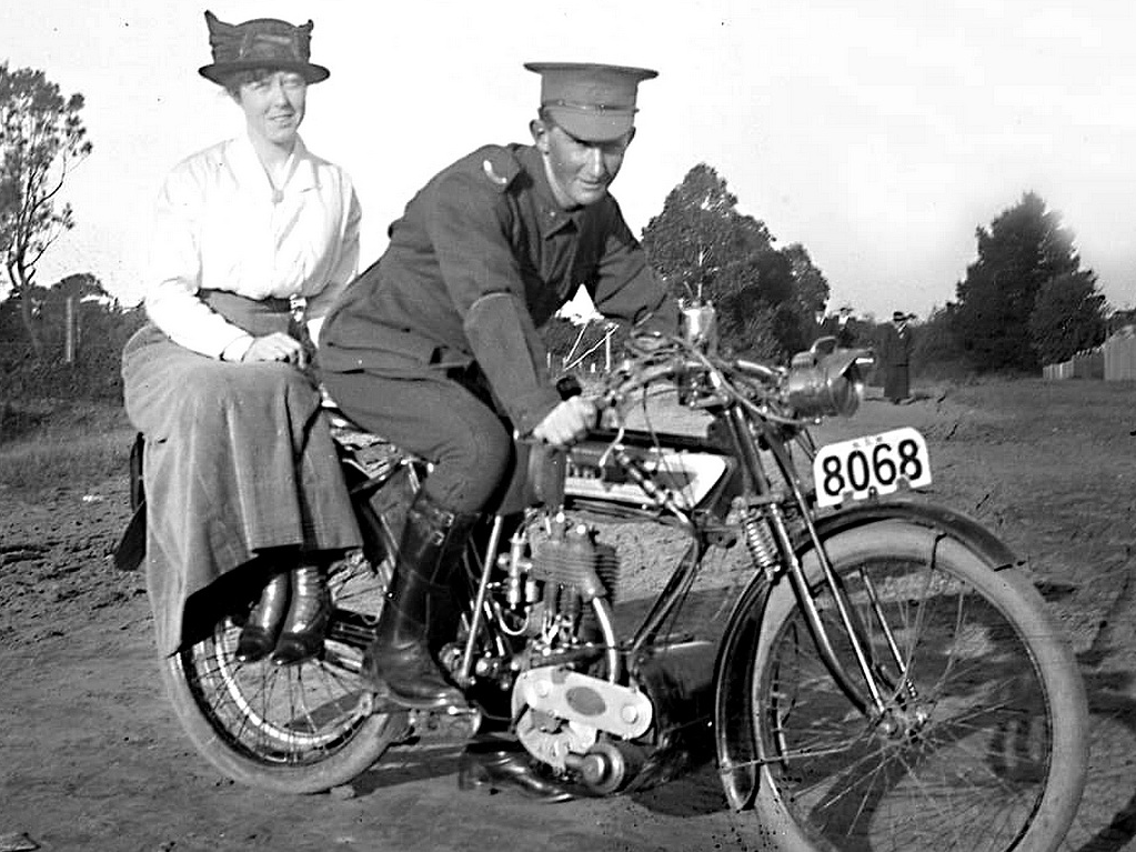 1910s AUSSIE SQUADDY AND LADY