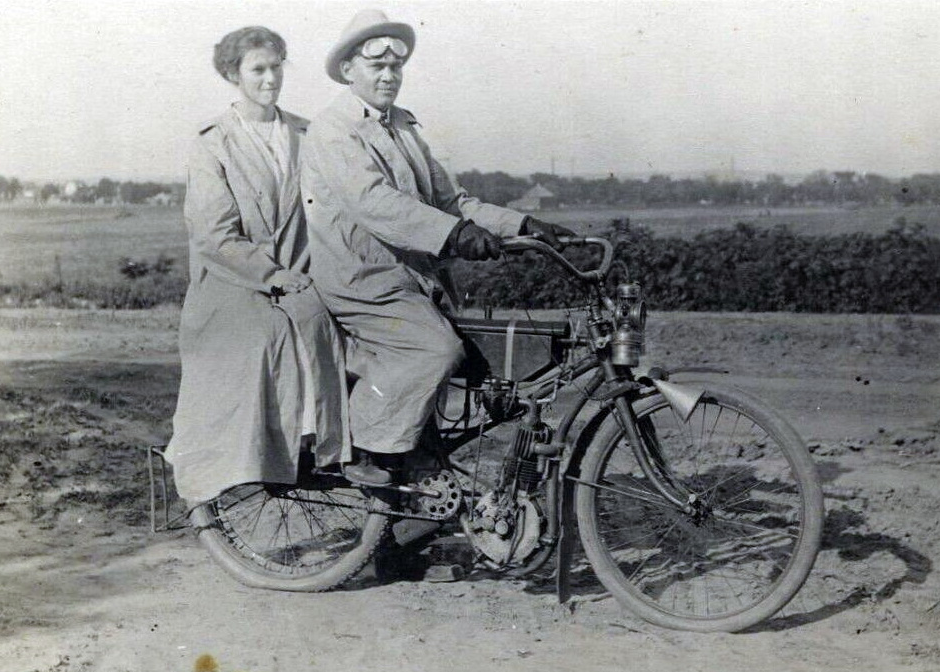 1910s COUPLE IN DUSTERS
