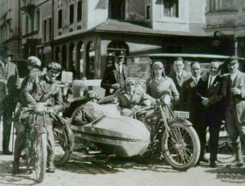 1920s GERMAN STREET SCENE