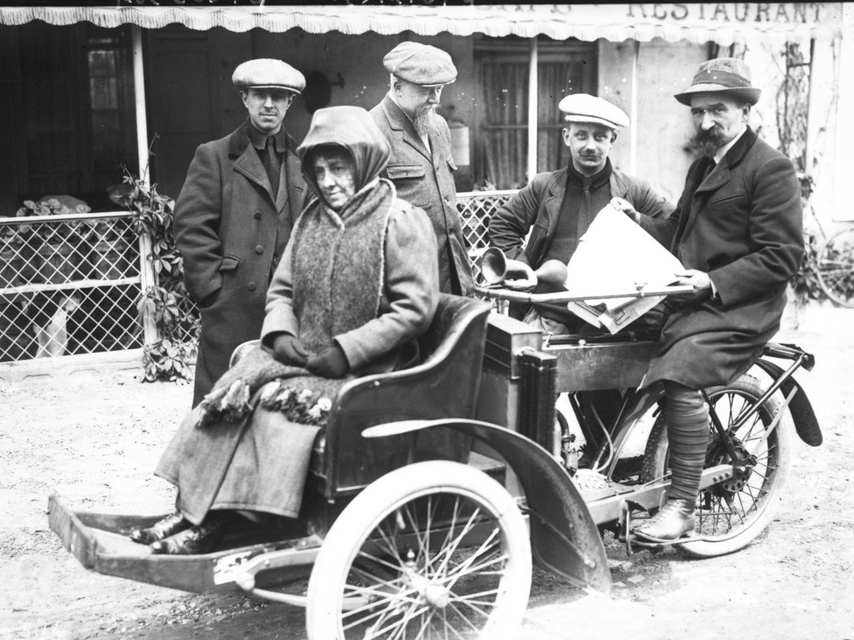 1900s Rivierre et sa femme sur un tricycle a moteur