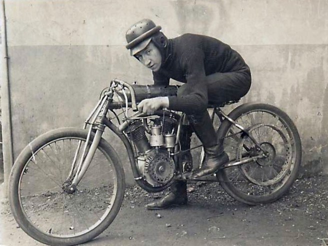 1910s RACER CROUCHING