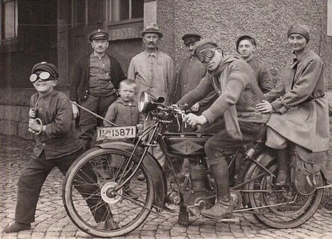 1920ISH KID ON GOGGLE