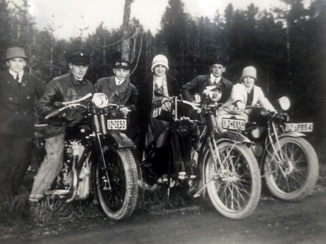 1920s GERMAN GROUP IN HATS