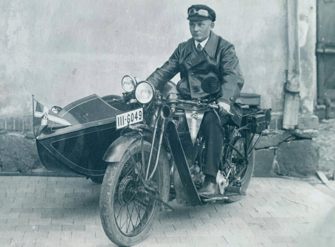 1920s OUTFIT WITH FLAG