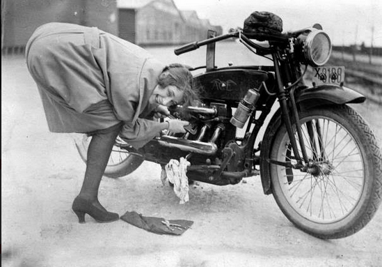1924 WOMAN RIDER BENDS