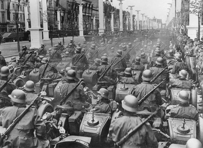 1939 HITLER PARADE