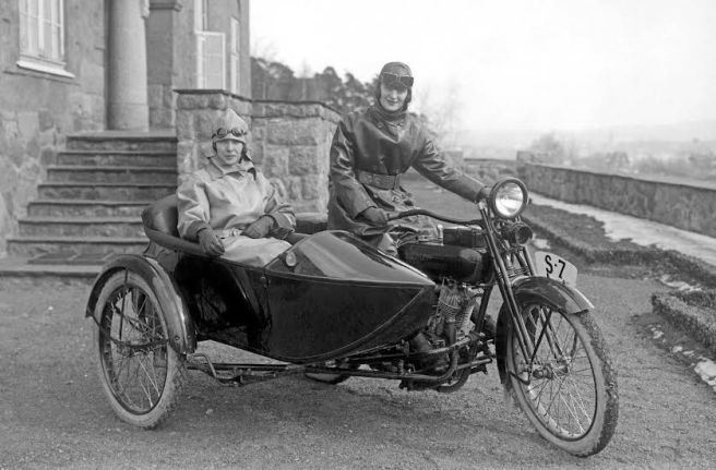 1920s 2 smart ladies