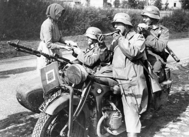 ww2 German soldiers enjoying food given them